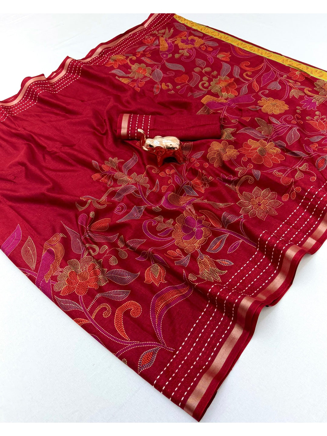 Peachmode Red Cotton Crape Saree with Katha Thread Work - Image 2