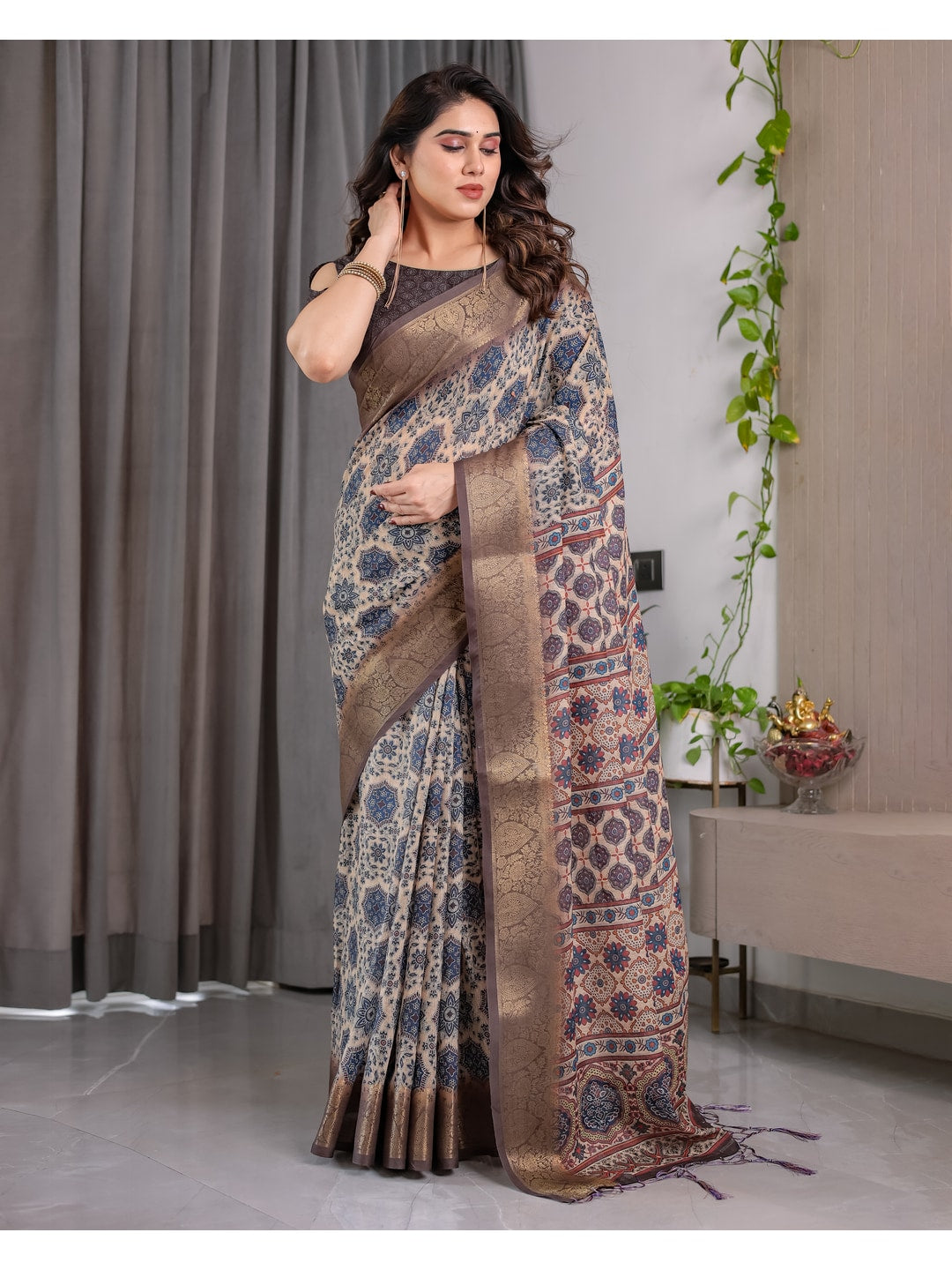 Peachmode Grey Handloom Linen Cotton Floral Print Saree - Image 4
