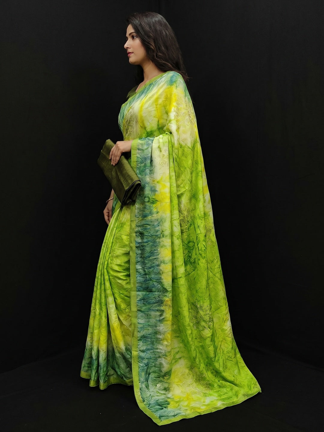 Arresting Mehdi Colored Embossed Floral Pattern Casual Wear Jacqaurd Dola Silk Saree - Image 2