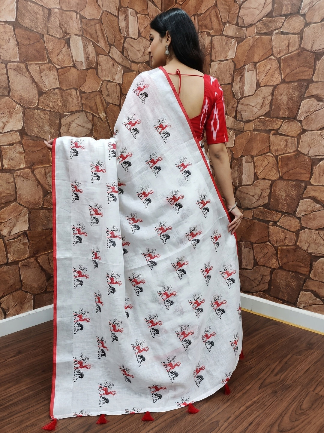 Graceful White - Red Colored Casual Wear Digital Printed Linen Saree - Image 2
