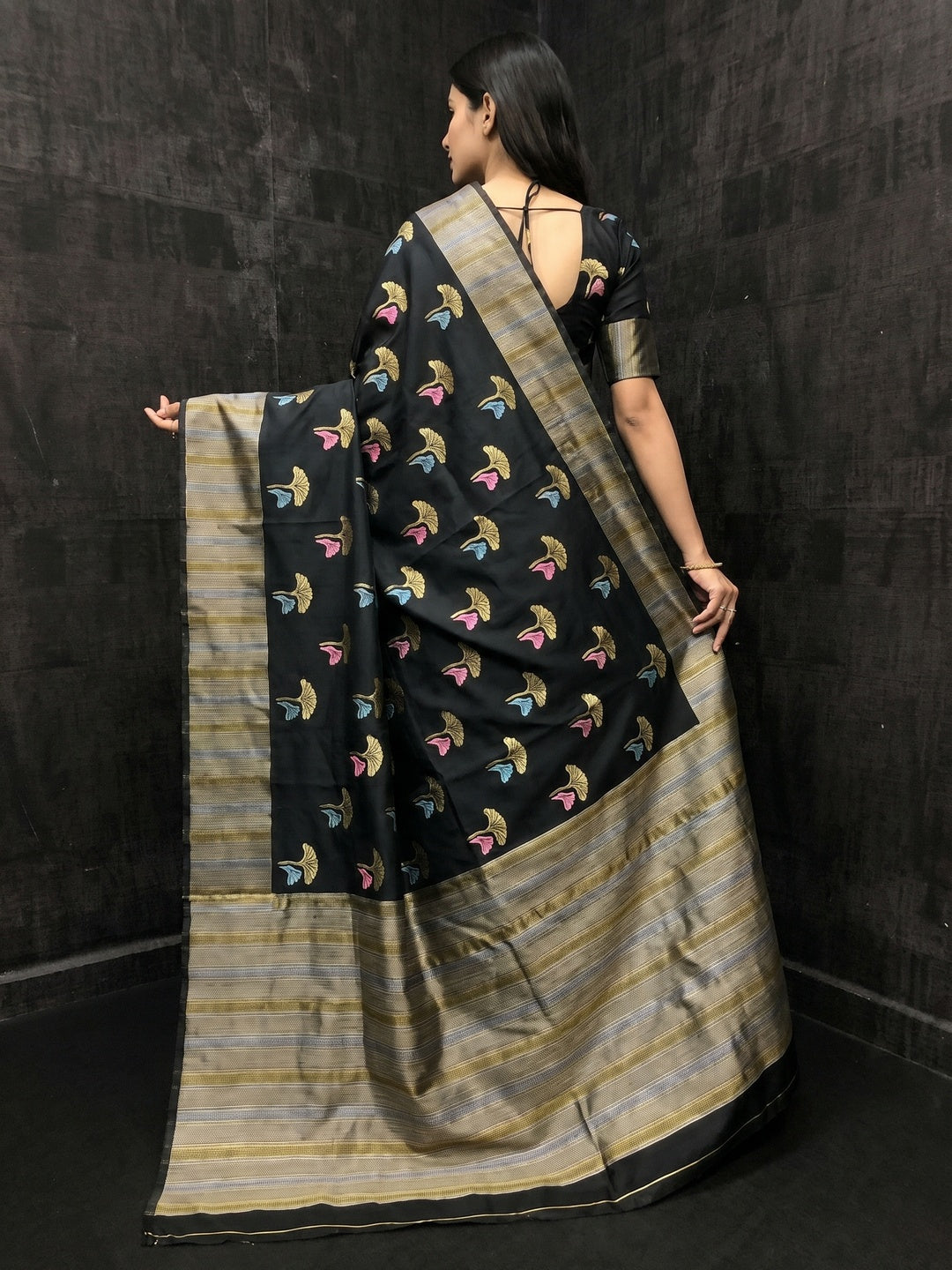 Black Casual Wear Printed Silk Saree - Image 3