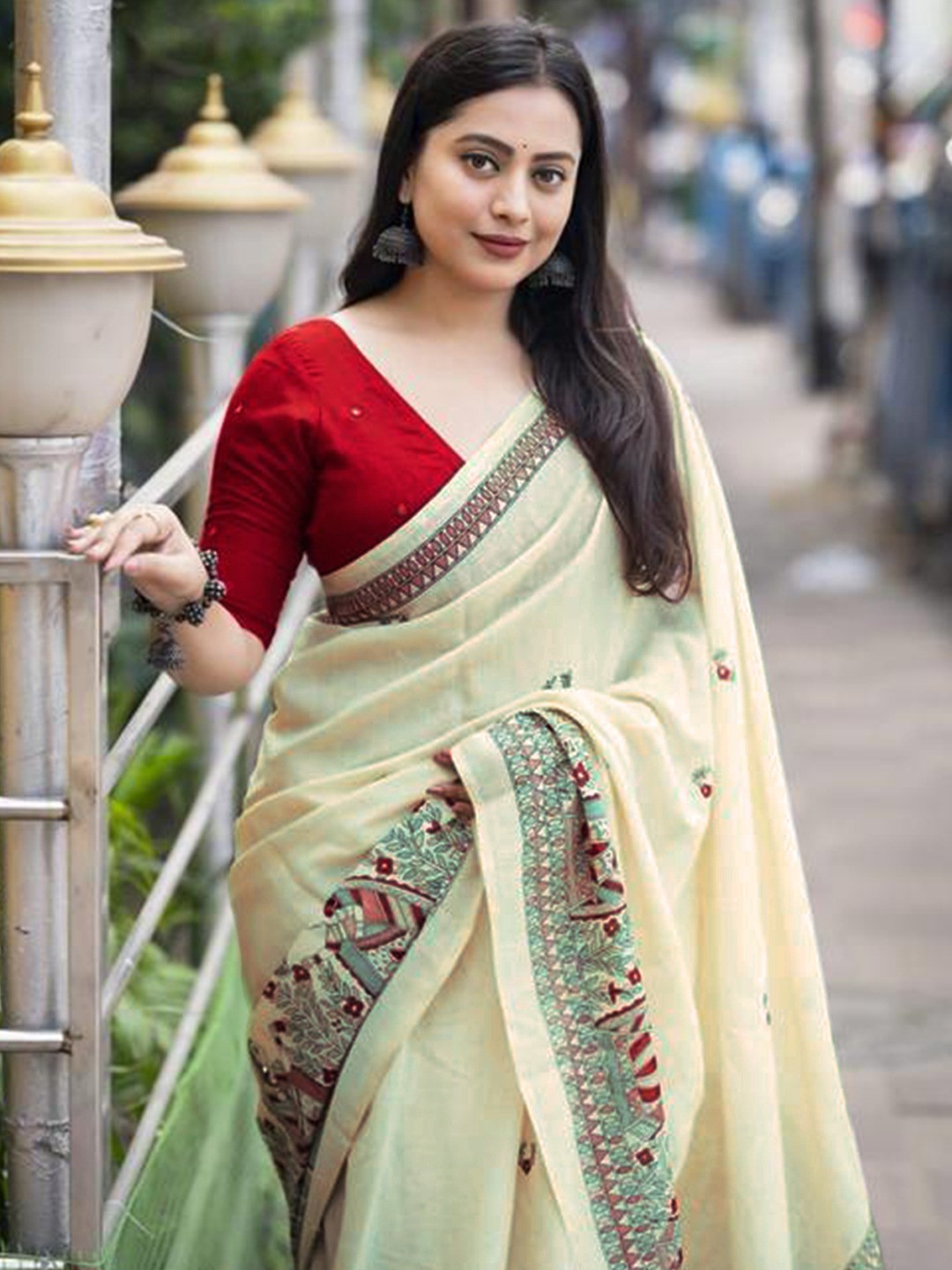Elegant Offwhite Linen Saree with Traditional Kalamkari Border - Image 2