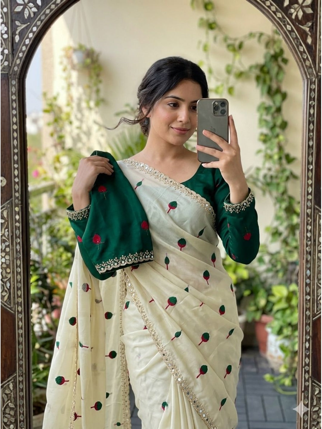 Peachmode Offwhite Silk Blend Saree with embroidery and mirror work - Image 4