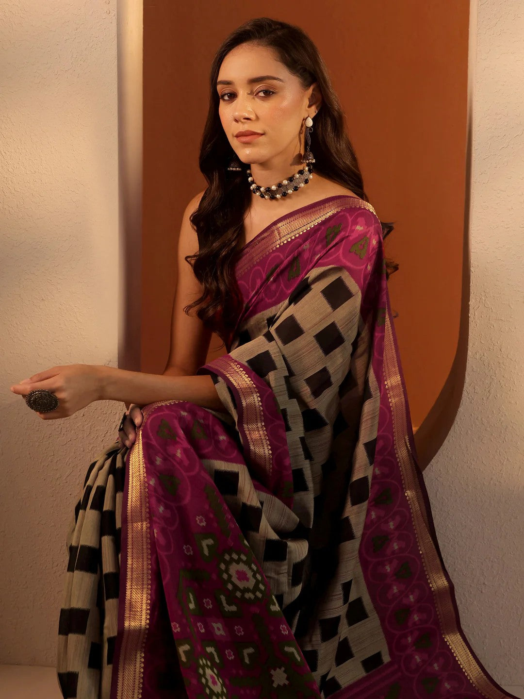 Peachmode Wine Maheshwari Silk Saree with Woven Border - Image 2