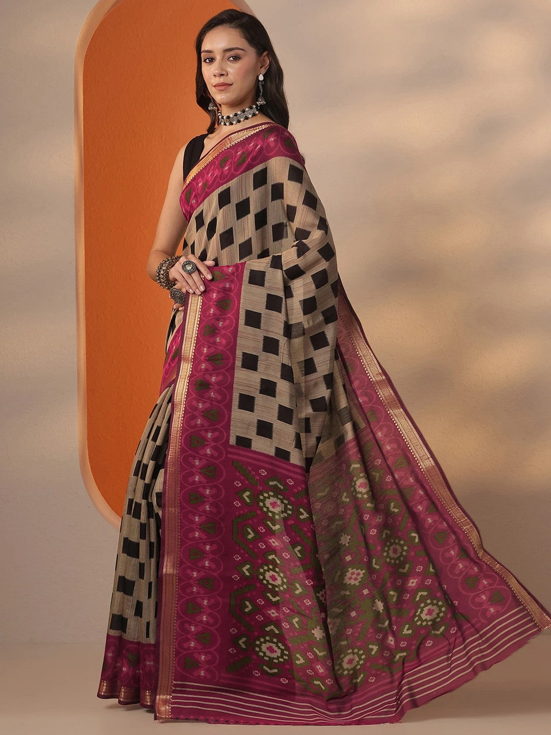 Peachmode Wine Maheshwari Silk Saree with Woven Border - Image 3