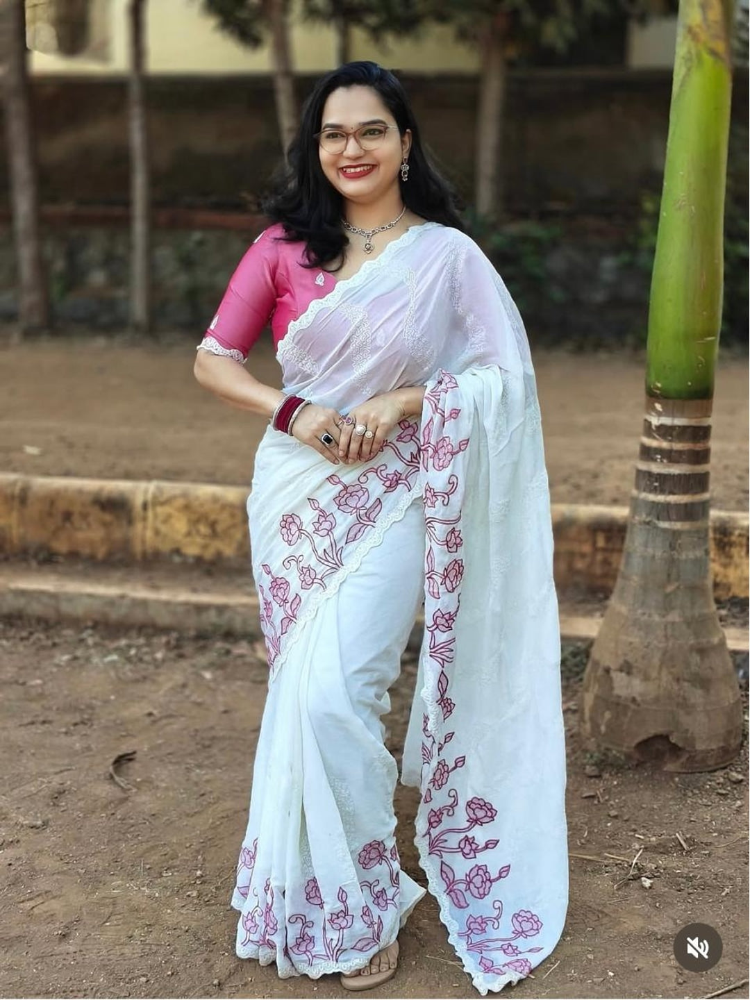Peachmode White Pure Silk Saree with Floral Thread Embroidery Work - Image 1