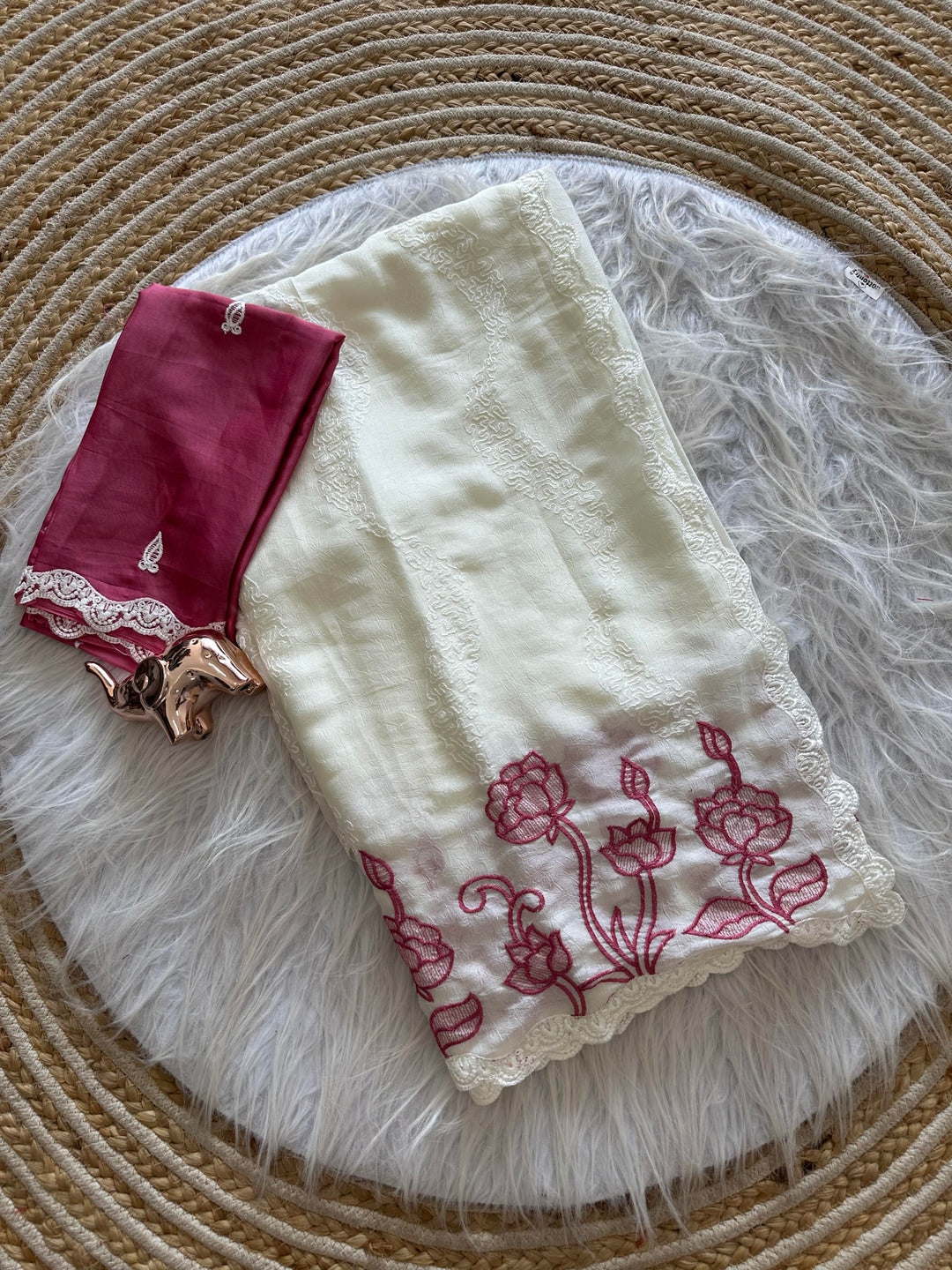 Peachmode White Pure Silk Saree with Floral Thread Embroidery Work - Image 2