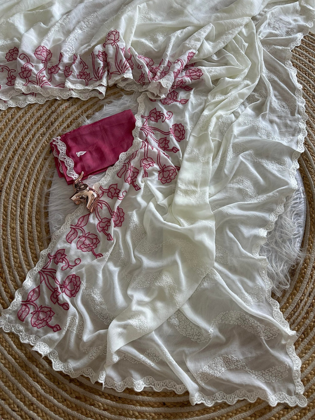 Peachmode White Pure Silk Saree with Floral Thread Embroidery Work - Image 3
