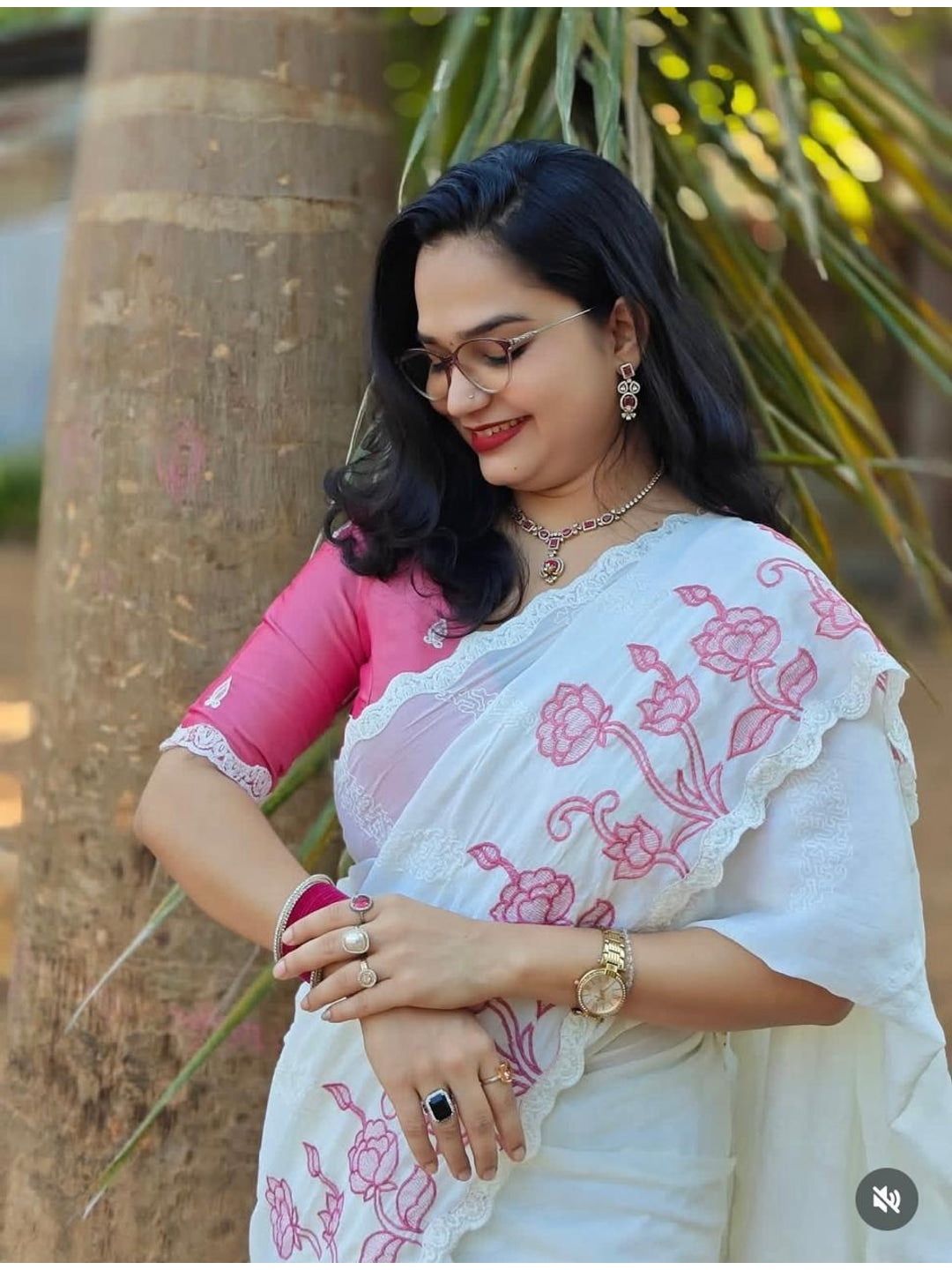 Peachmode White Pure Silk Saree with Floral Thread Embroidery Work - Image 7