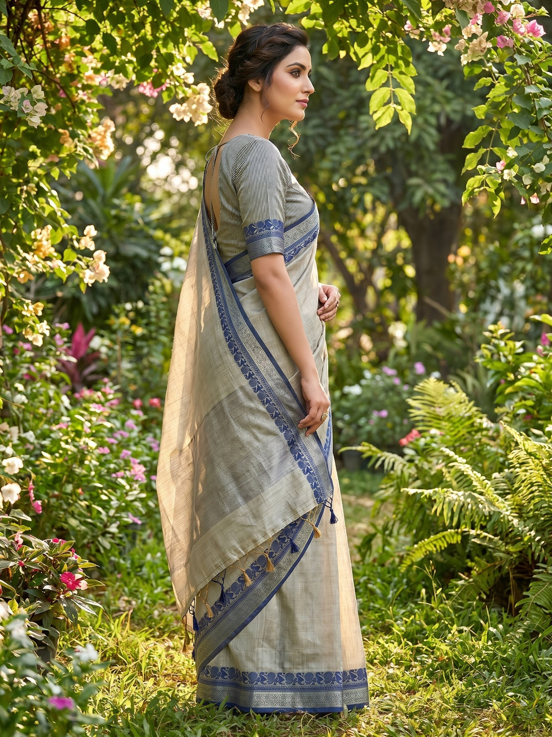 Light Grey Pure Handloom Silk Saree with an Elegantly Woven Jacquard Border - Image 2