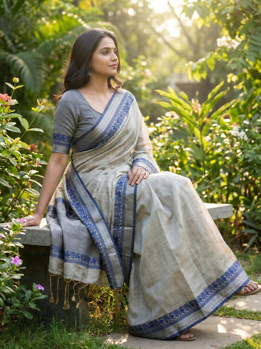 Light Grey Pure Handloom Silk Saree with an Elegantly Woven Jacquard Border - Image 3