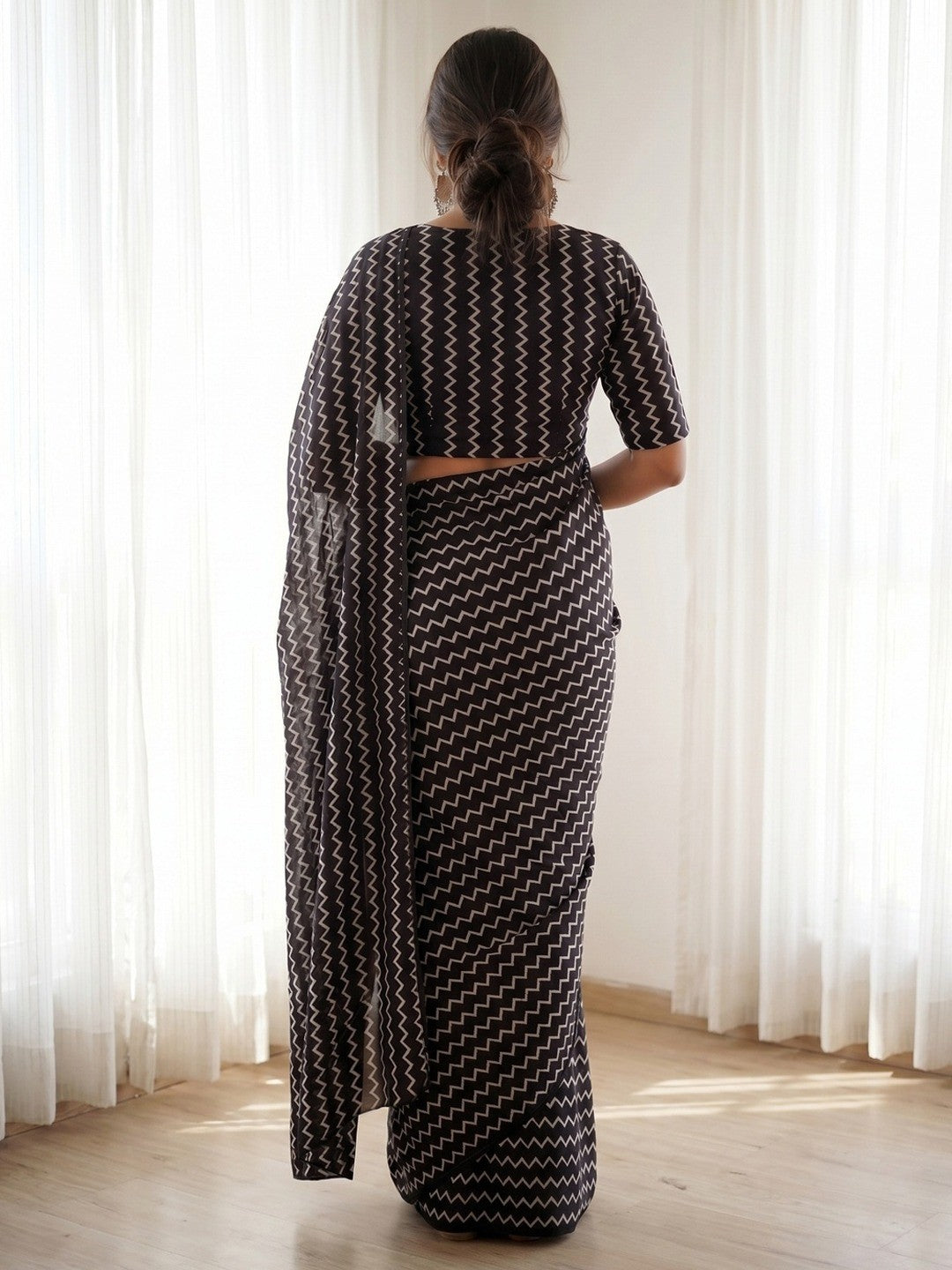 Stylish Black Zig Zag Printed Silk Crepe Saree - Image 4
