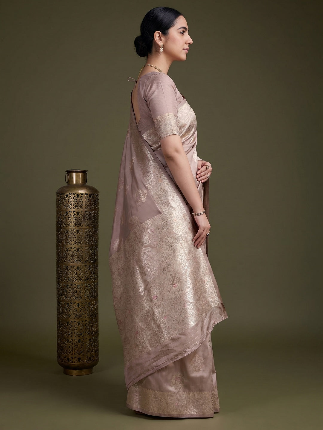 Beige Floral Design Woven Banarasi Silk Saree - Image 3