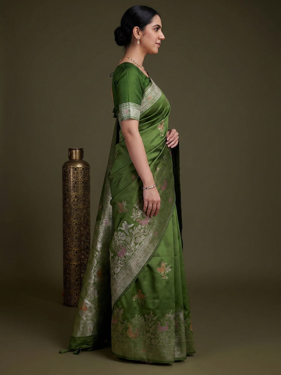 Green Floral Design Woven Banarasi Silk Saree - Image 3