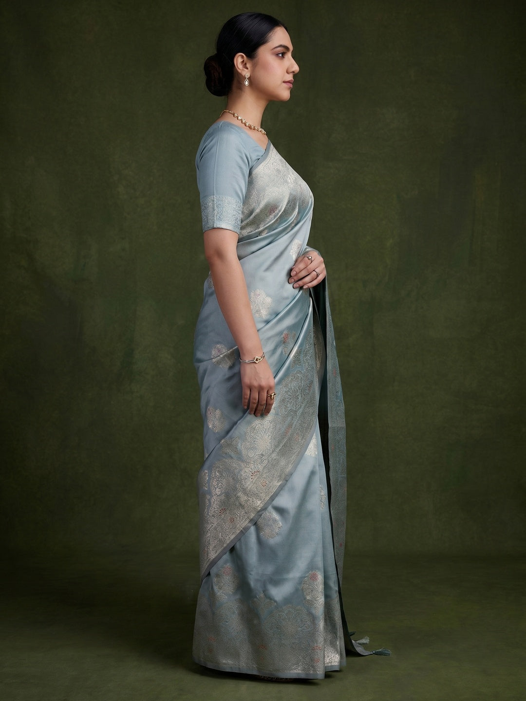 Bluish Grey Floral Design Woven Banarasi Silk Saree - Image 2