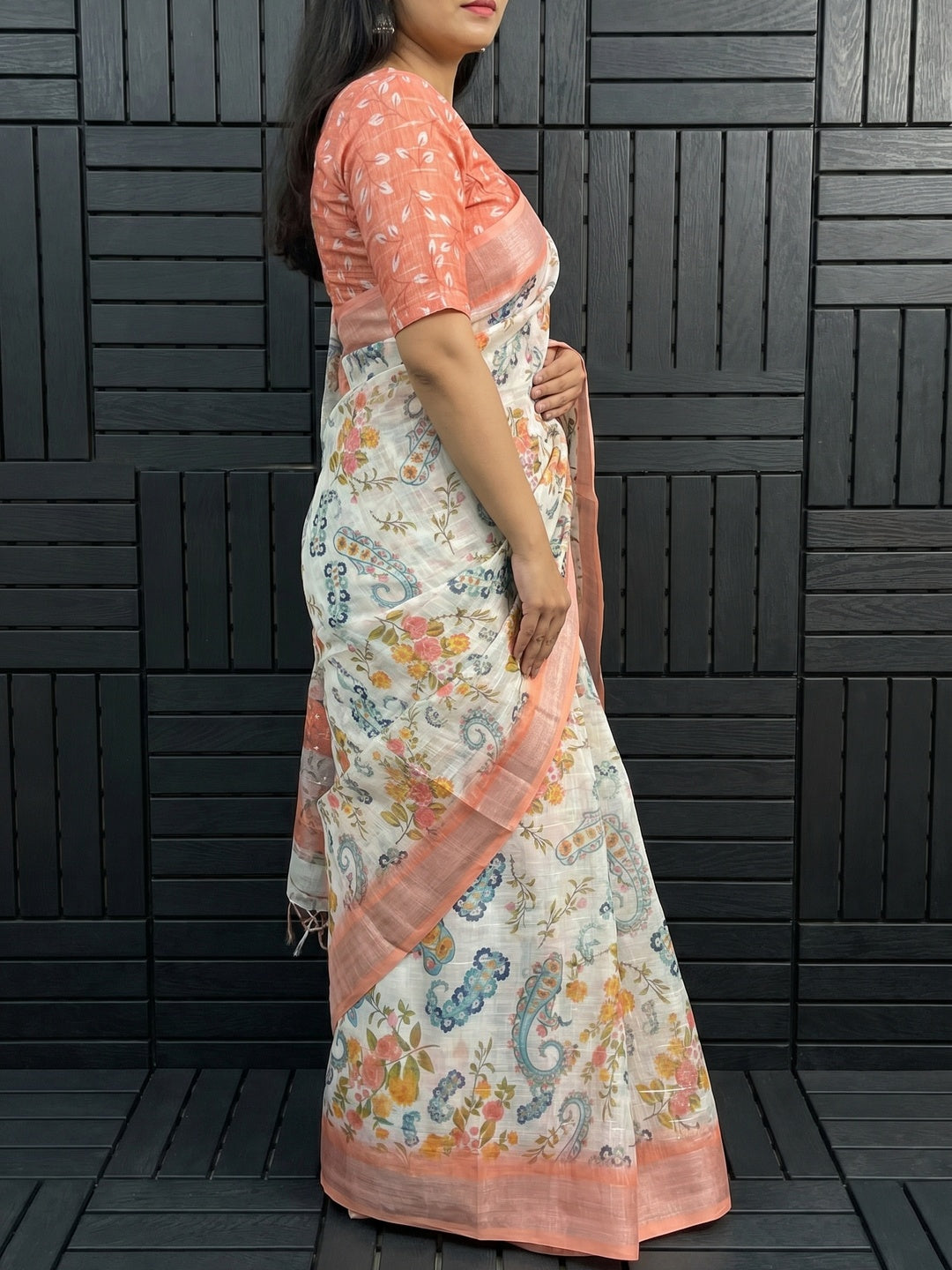 White & Peach Digital Printed With Zari Work Linen Cotton Saree - Image 3