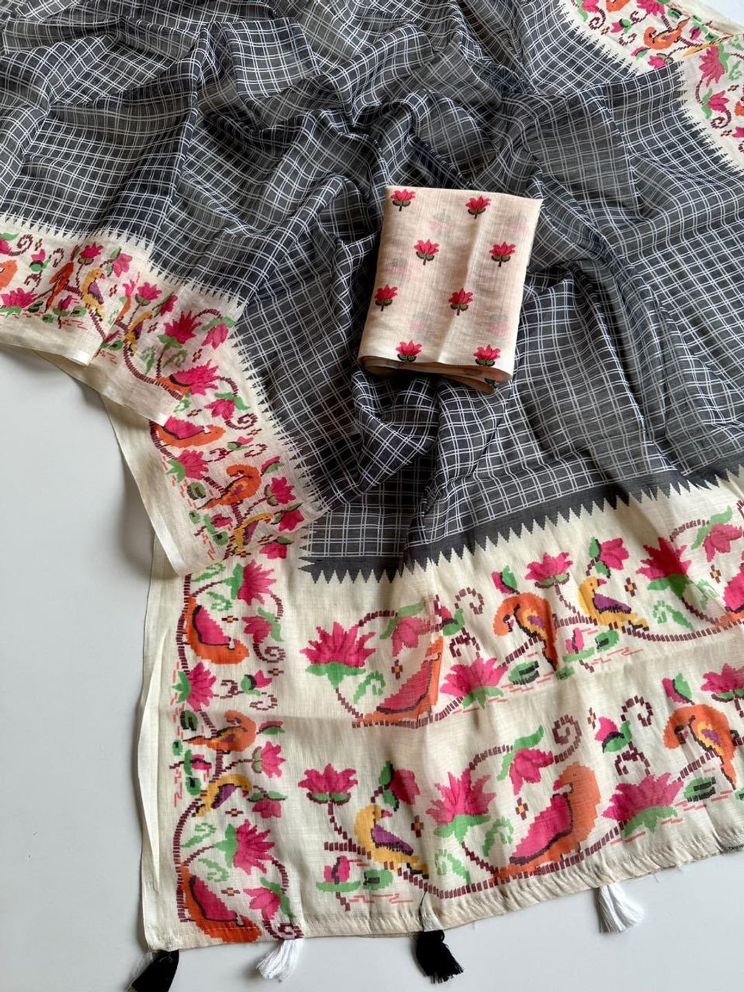 Peachmode Grey Soft Linen Saree with checks floral border - Image 2
