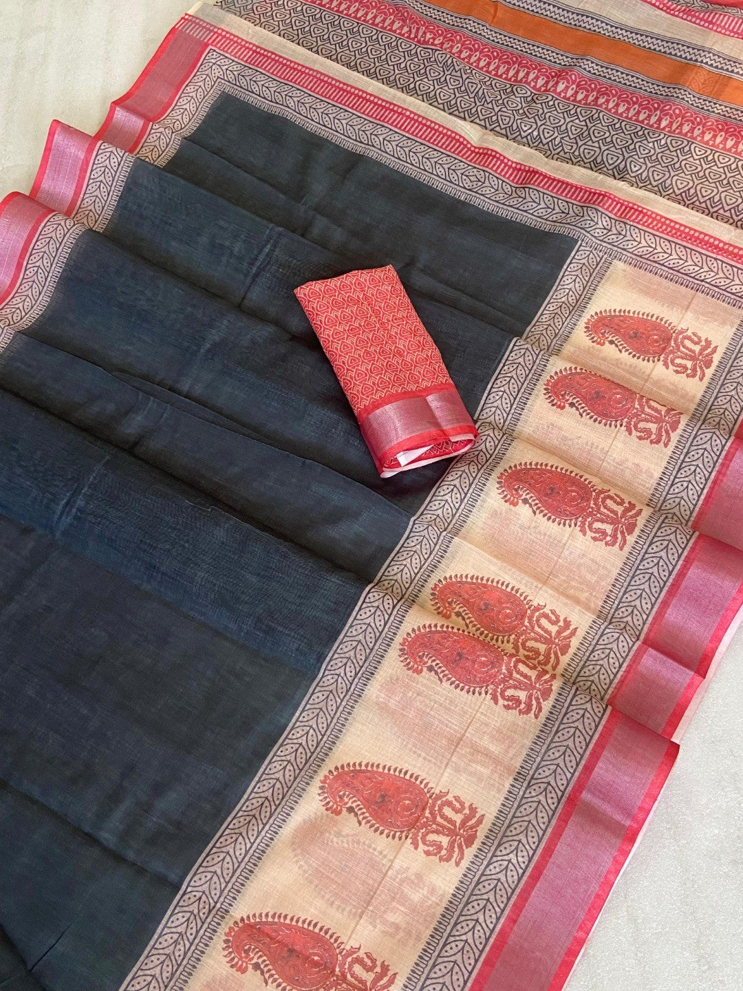 Peachmode Black Linen Paisley Border Saree - Image 2