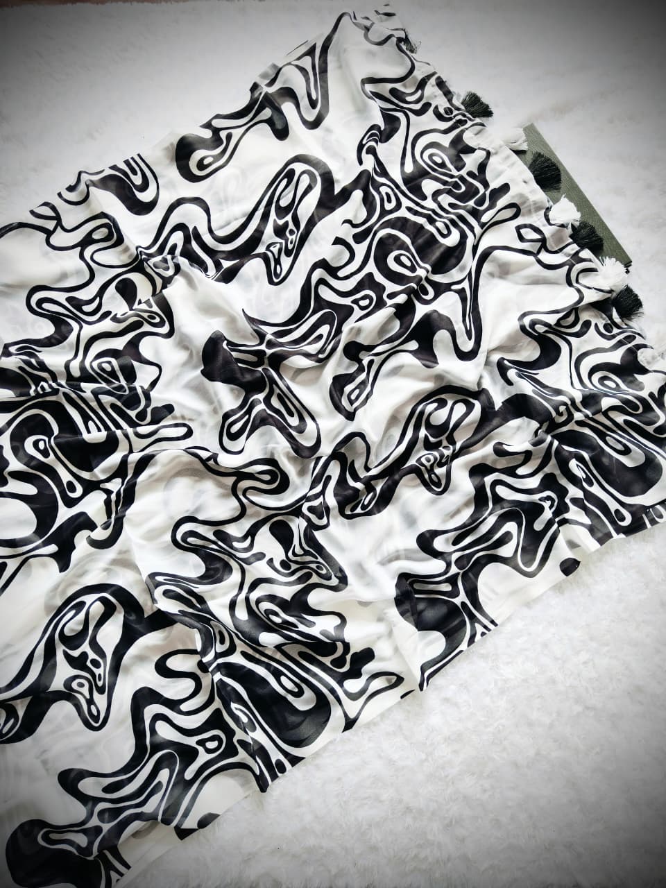Peachmode White & Black Marble Print Saree - Image 2