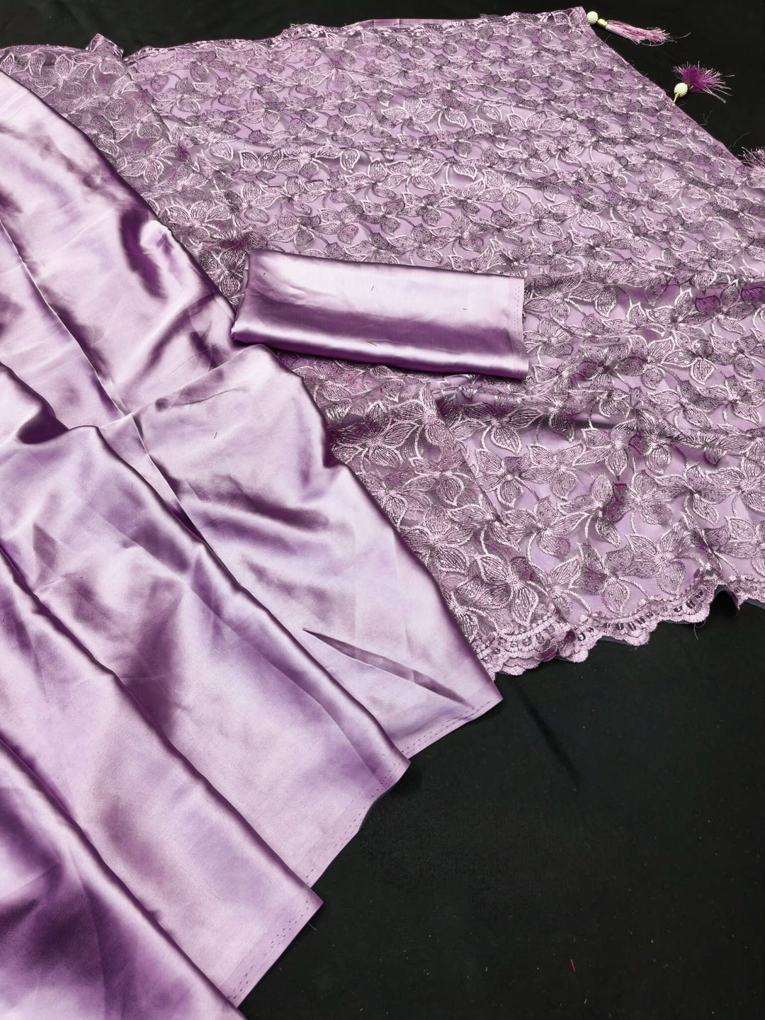 Peachmode Lavender Net Saree with Floral Embroidery Work - Image 3