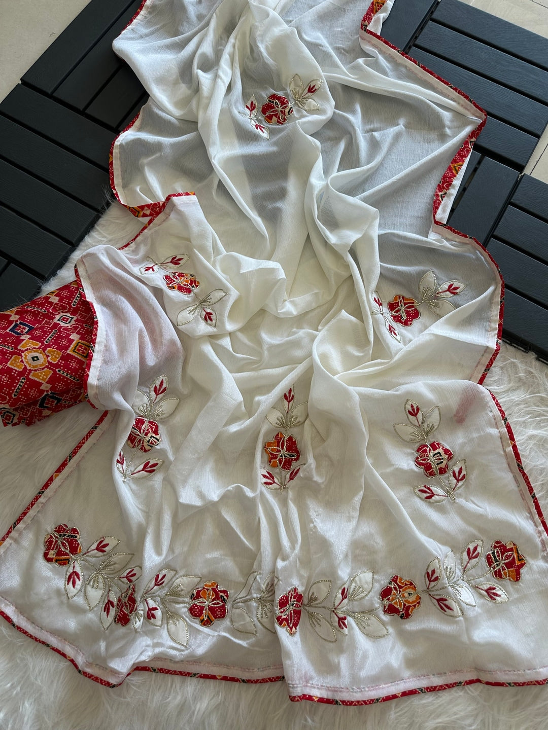 Peachmode White Chinon Saree with Floral Embroidery - Image 2