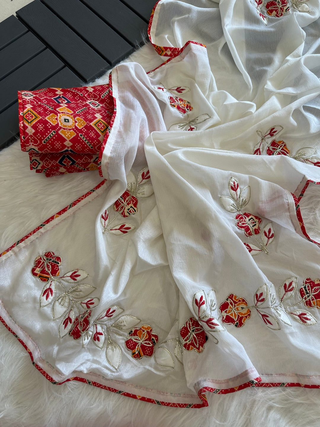 Peachmode White Chinon Saree with Floral Embroidery - Image 4