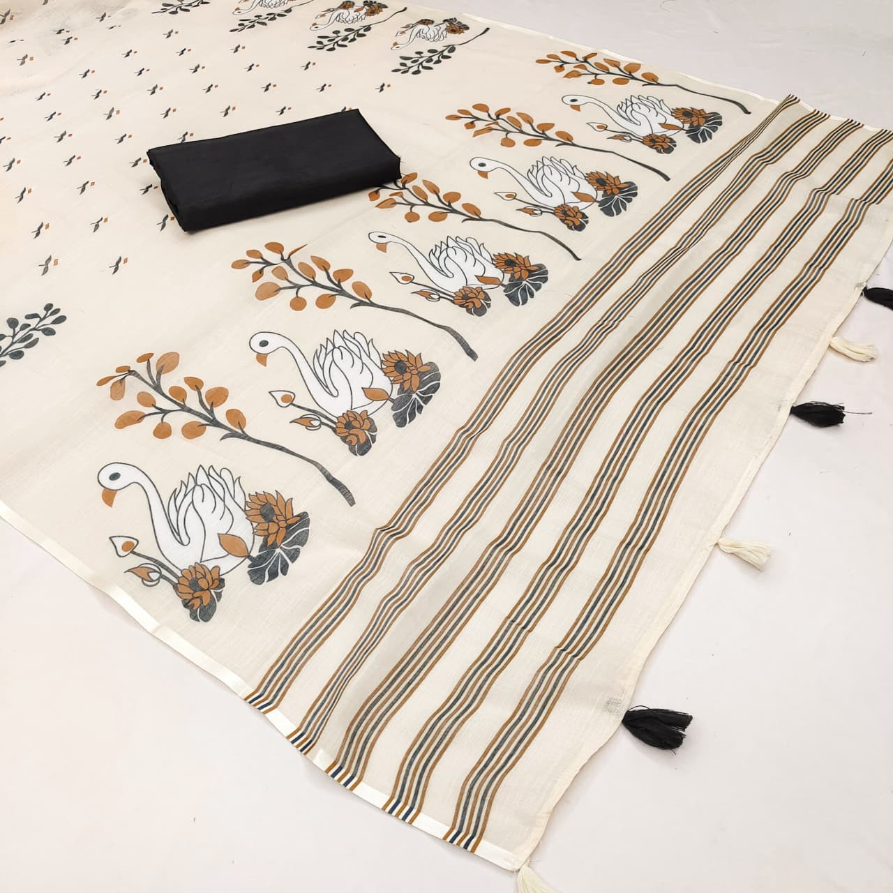 Peachmode White Linen Swan Motif Print Saree - Image 4