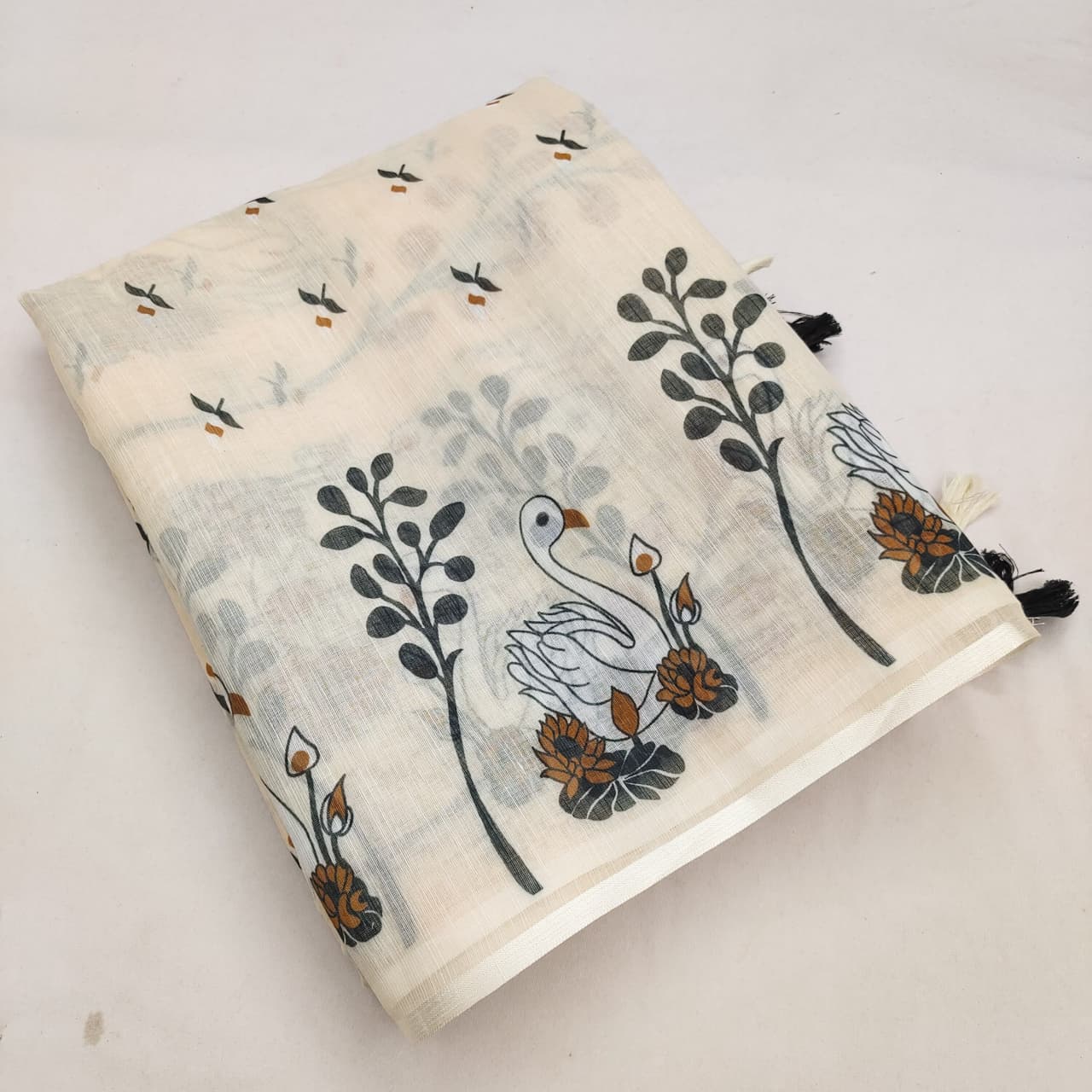 Peachmode White Linen Swan Motif Print Saree - Image 5