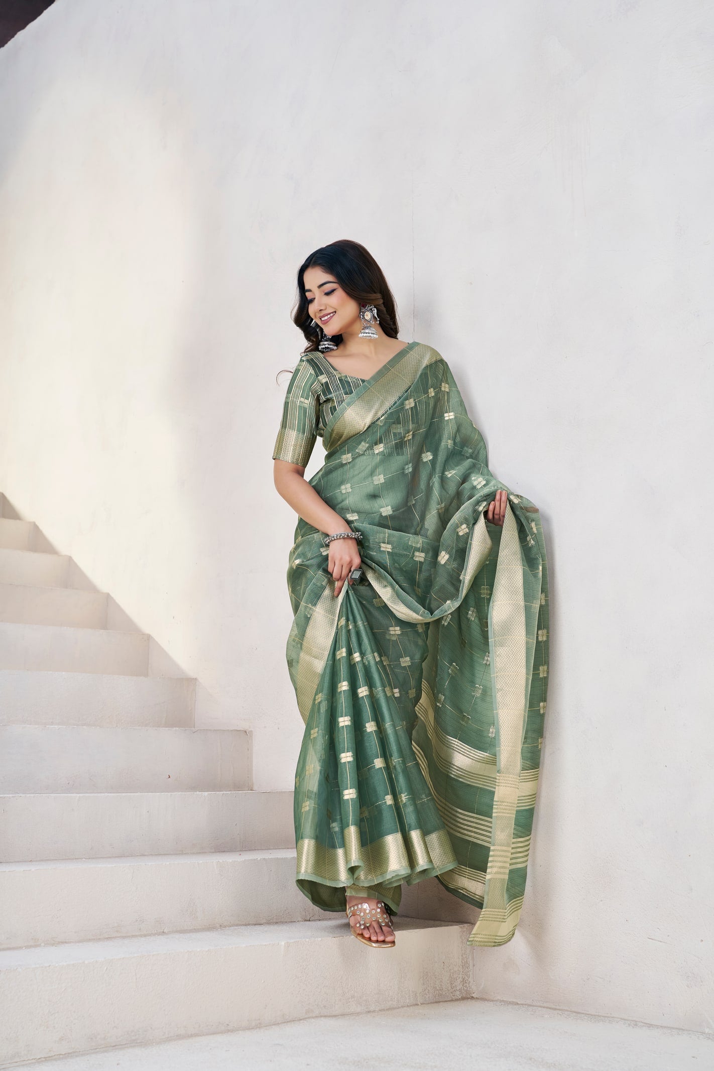 Peachmode Green Linen Cotton Silk Zari Saree - Image 4