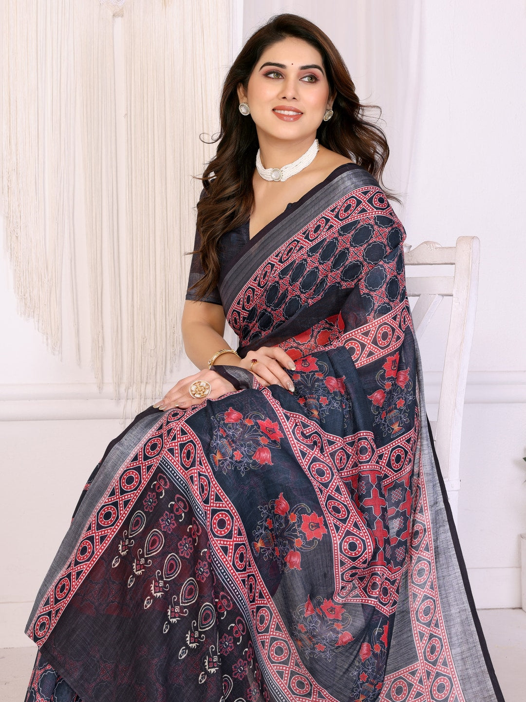Black Handloom Linen Cotton Digital Print Saree - Image 2