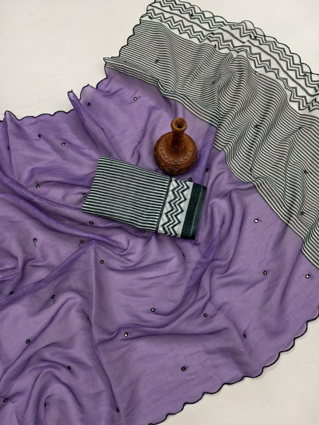 Lavender Soft Linen Cotton Zigzag Mirror Work Saree - Image 3
