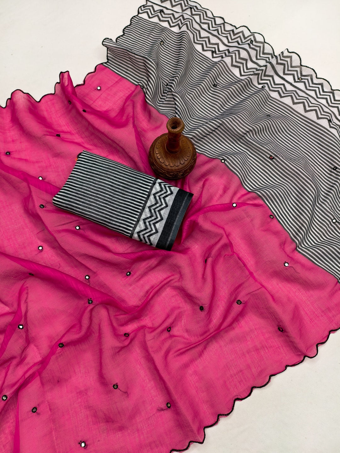 Magenta Soft Linen Cotton Zigzag Mirror Work Saree - Image 3