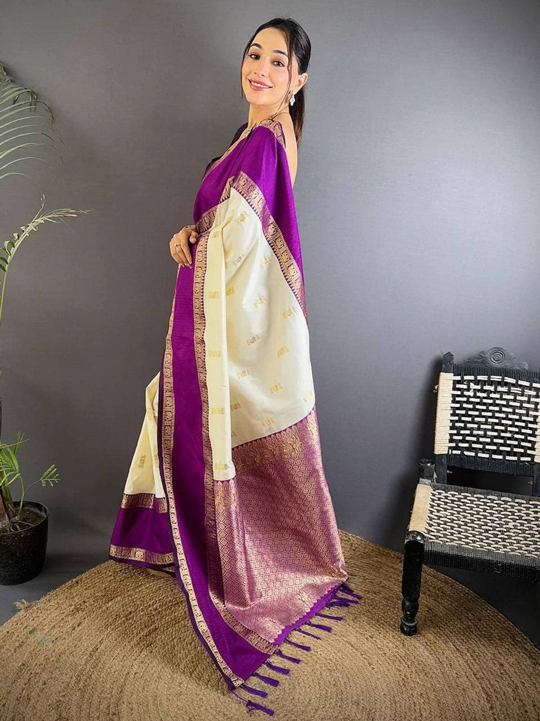 Peachmode Cream Kanjivaram Soft Silk Zari Saree - Image 7