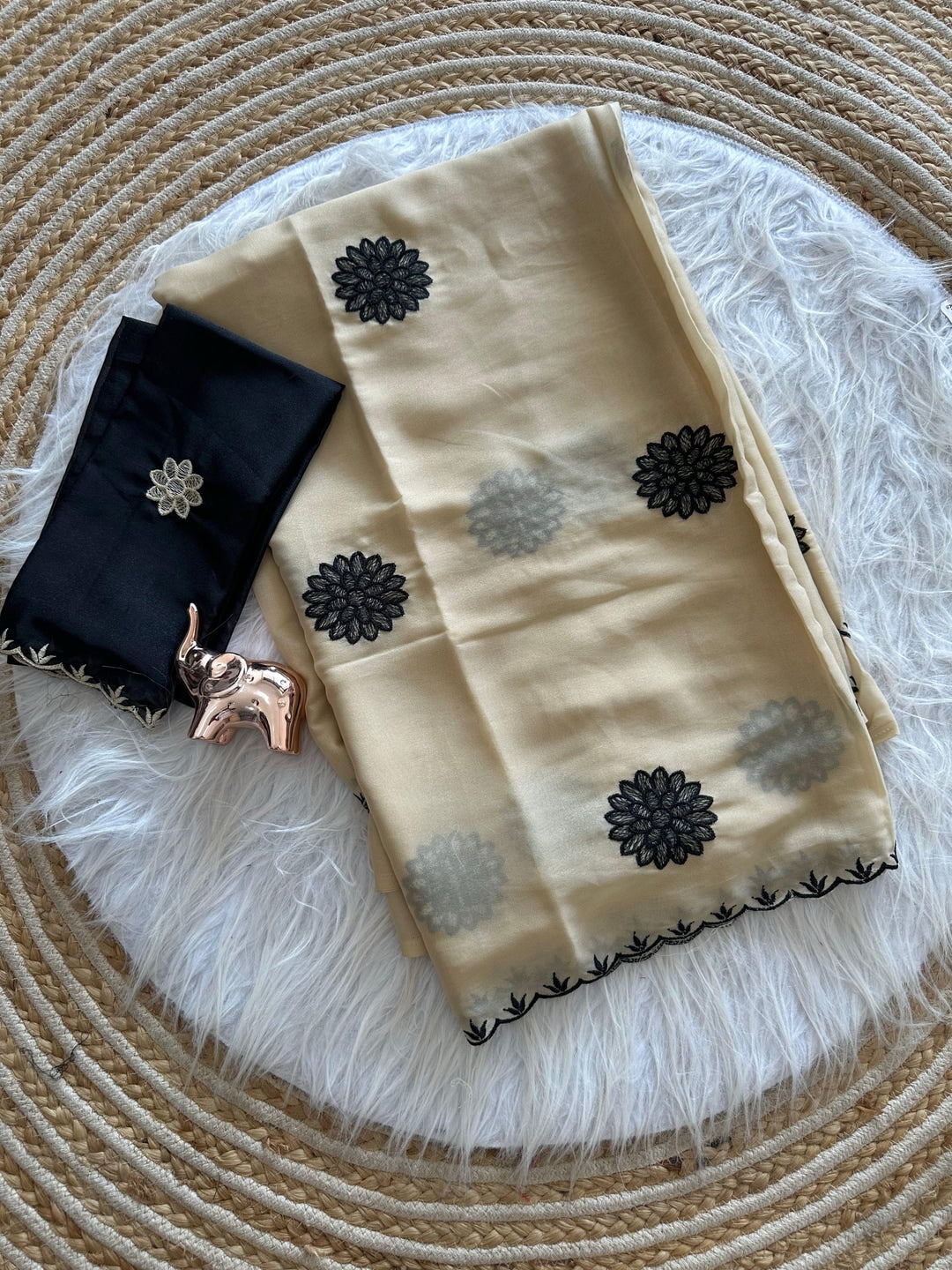 Peachmode Cream Georgette Silk Embroidered Suryamukhi Saree - Image 2