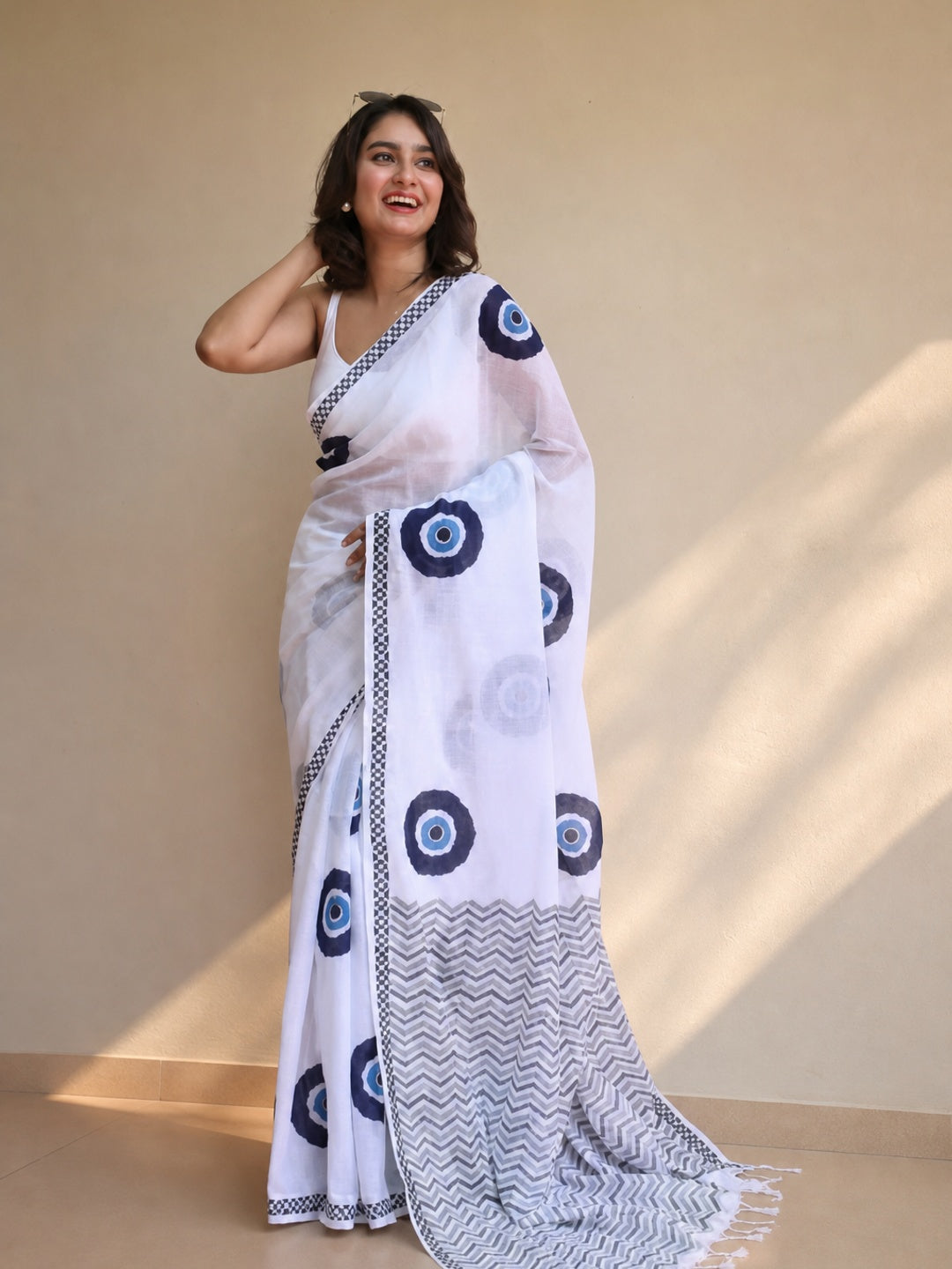 Peachmode White Linen Navy Circle Printed Saree - Image 4