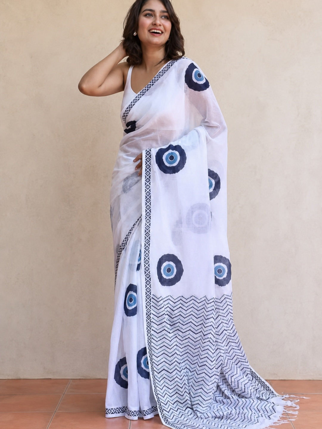 Peachmode White Linen Navy Circle Printed Saree - Image 5