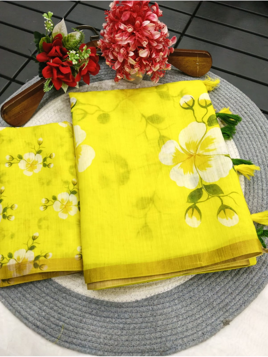 Peachmode Yellow Floral Printed Linen Saree - Image 3