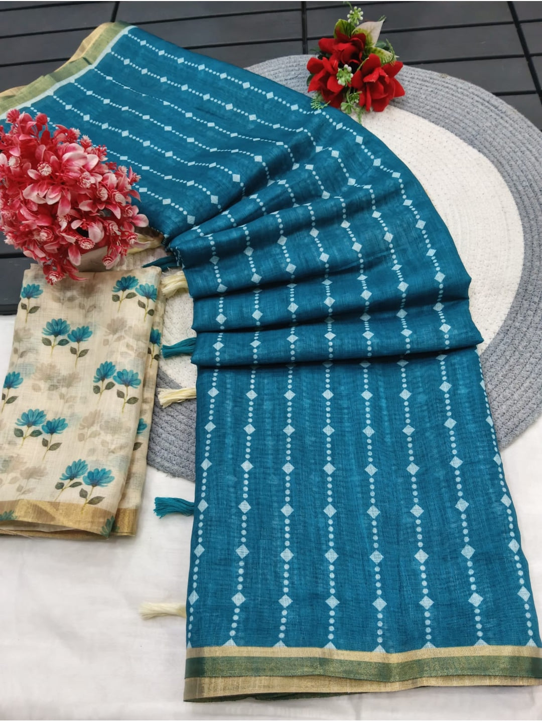 Peachmode Teal Floral Pallu Linen Saree - Image 3