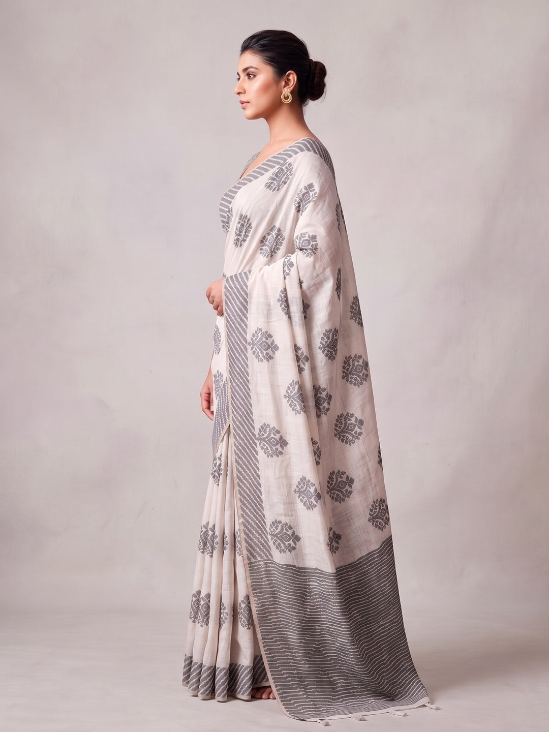 Peachmode Off White Black Floral Cotton Saree - Image 4