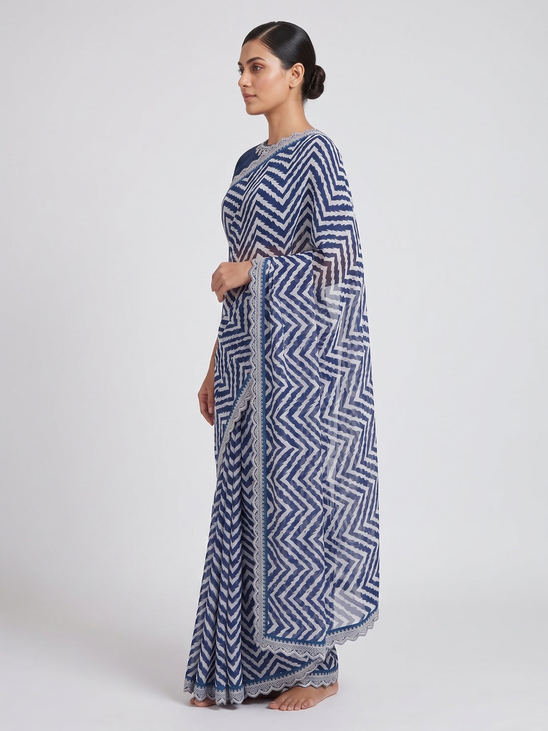 Peachmode Navy Blue Georgette Geometric Printed Saree - Image 3