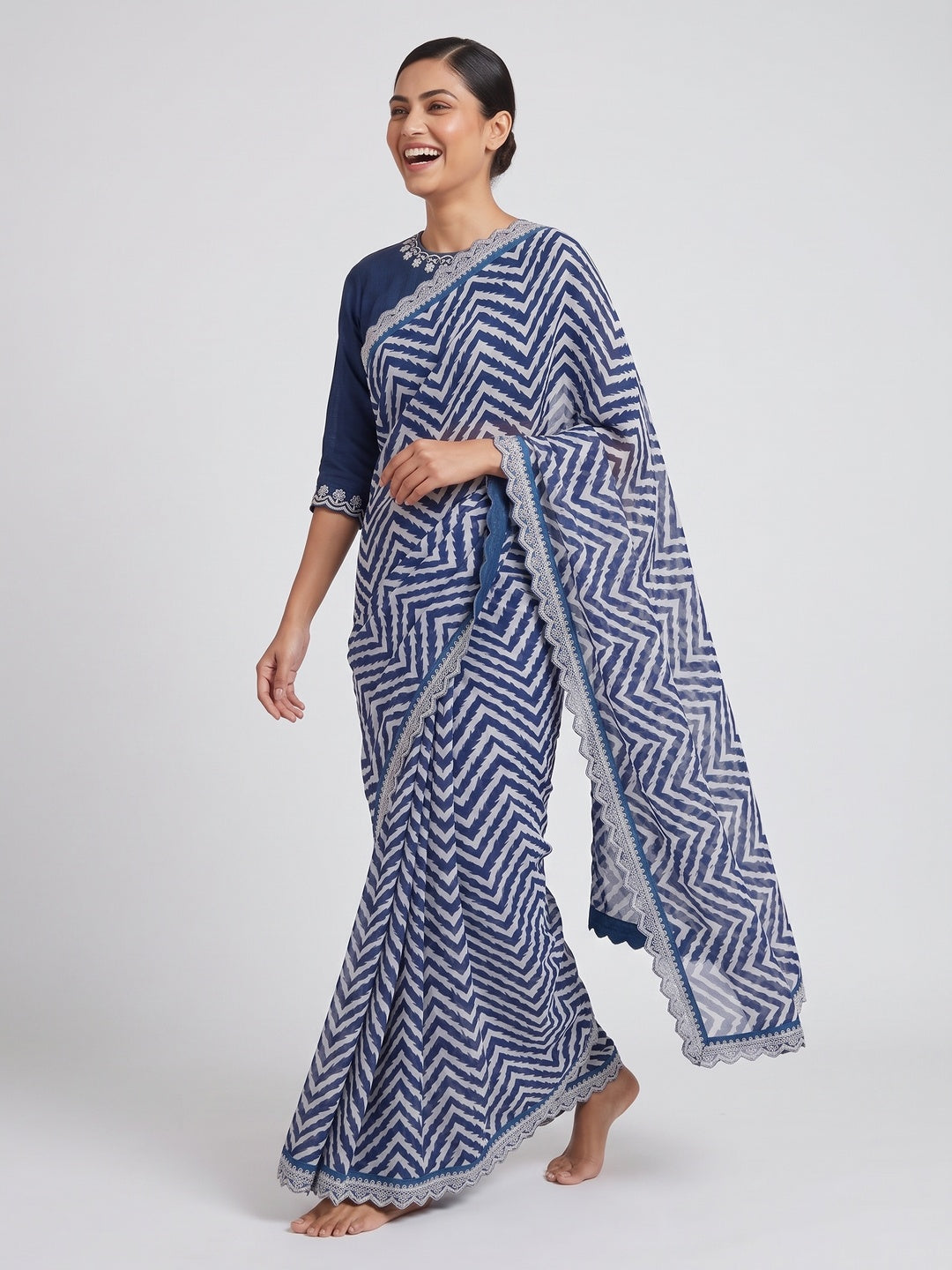 Peachmode Navy Blue Georgette Geometric Printed Saree - Image 4