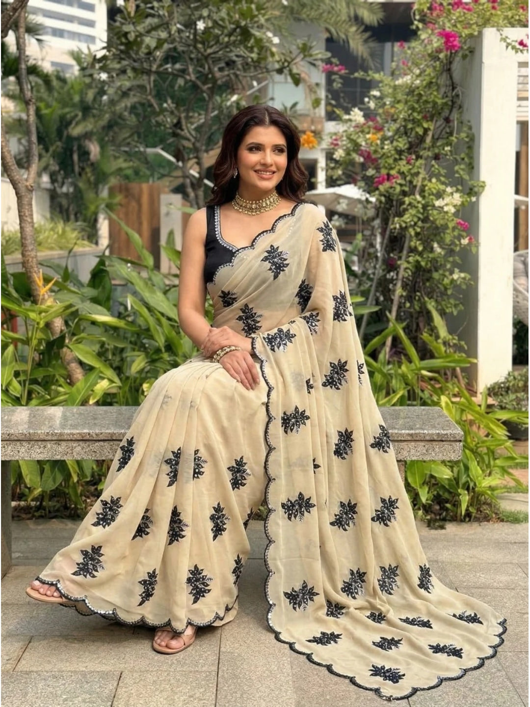 Peachmode Beige Floral Embroidered Rangoli Silk Saree - Image 4