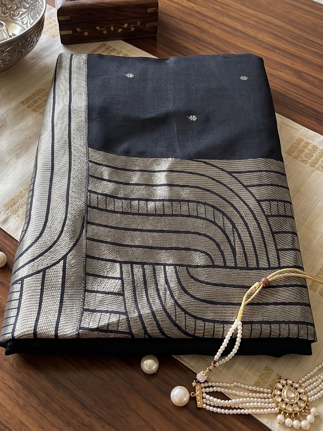 Peachmode Black Cotton Blend Woven Saree - Image 4