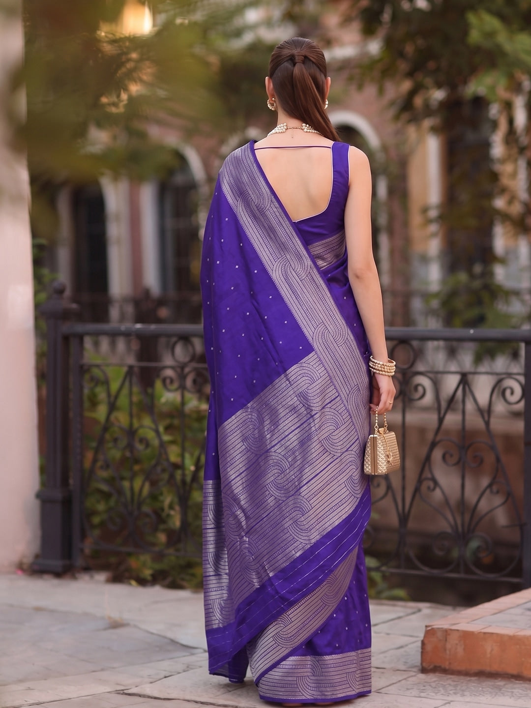 Peachmode Royal Blue Cotton Blend Woven Saree - Image 3