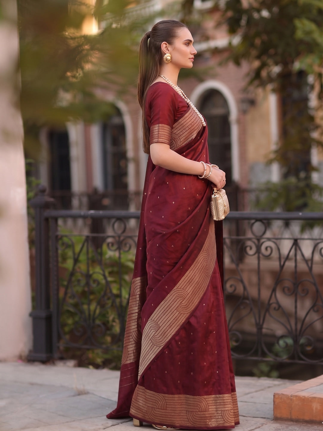 Peachmode Maroon Cotton Blend Woven Saree - Image 3
