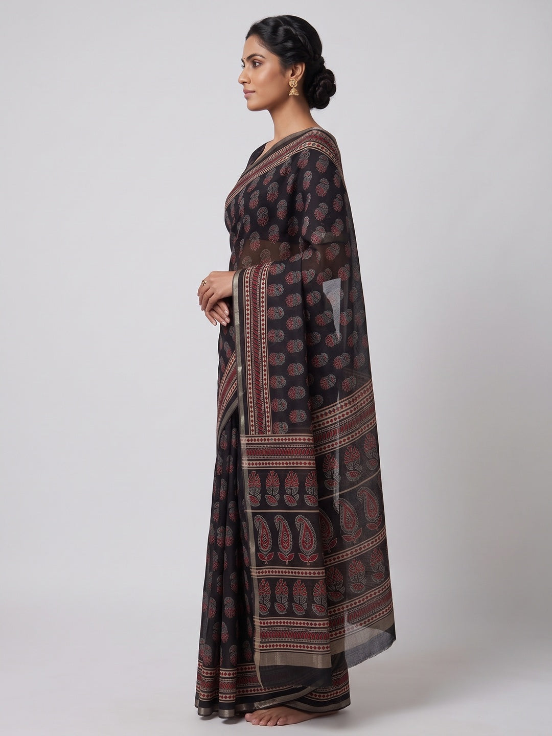 Black Floral Printed Cotton Blend Saree With Zari Weaving Border - Image 4