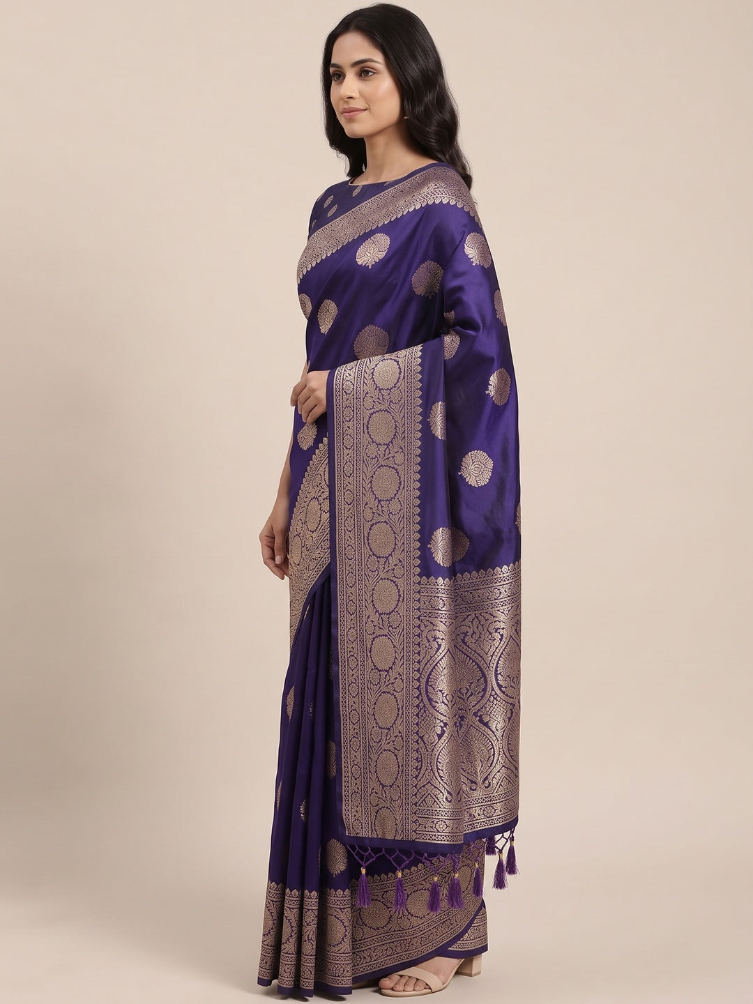 Navy Blue Pure Banarasi Silk Saree Adorned with Intricate Zari Butti Woven Detailing - Image 3