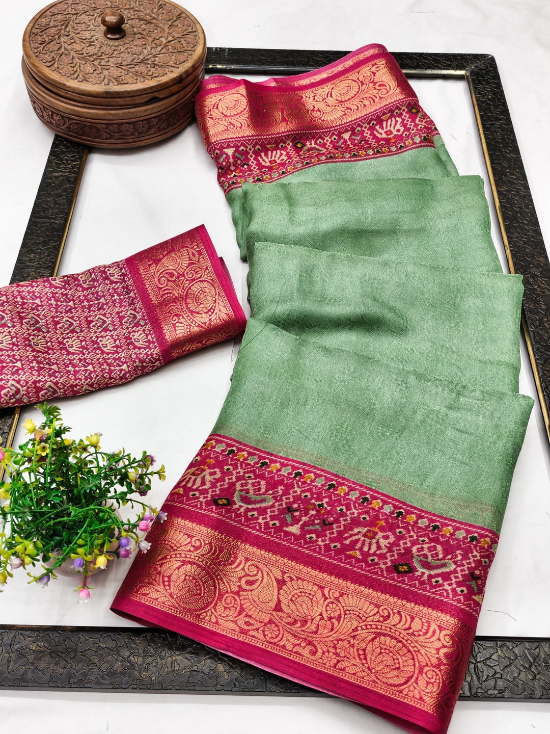 Peachmode Mint Green Patola Border Art Silk Saree - Image 2