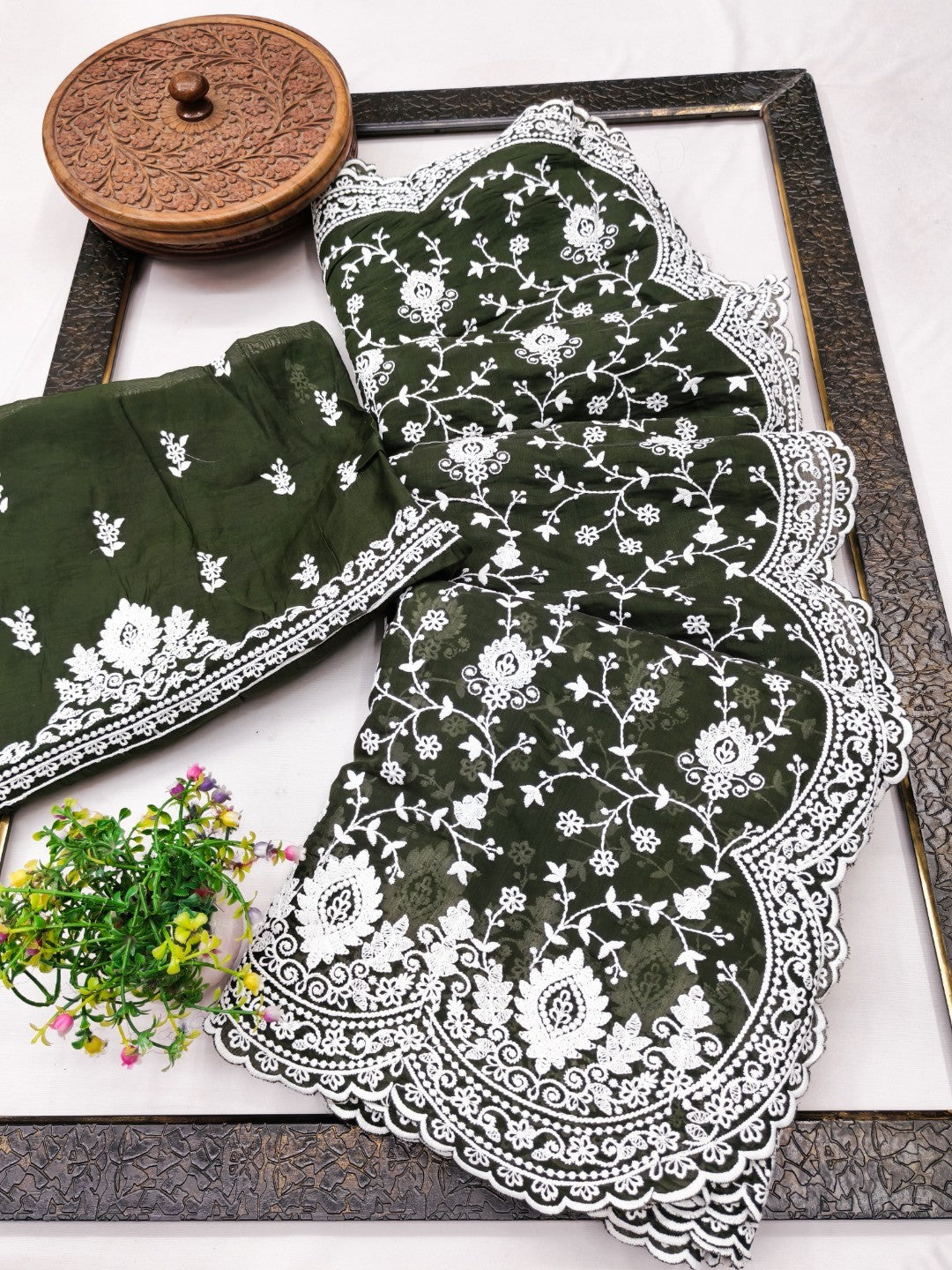 Peachmode Green Floral Embroidered Mul Chanderi Saree - Image 2