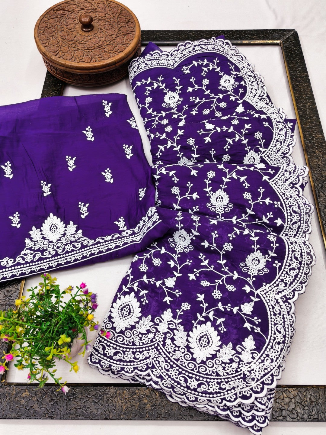 Peachmode Purple Floral Embroidered Mul Chanderi Saree - Image 3